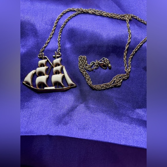 URBAN OUTFITTERS Gold Tone metal and enamel Ship necklace. - Picture 2 of 8